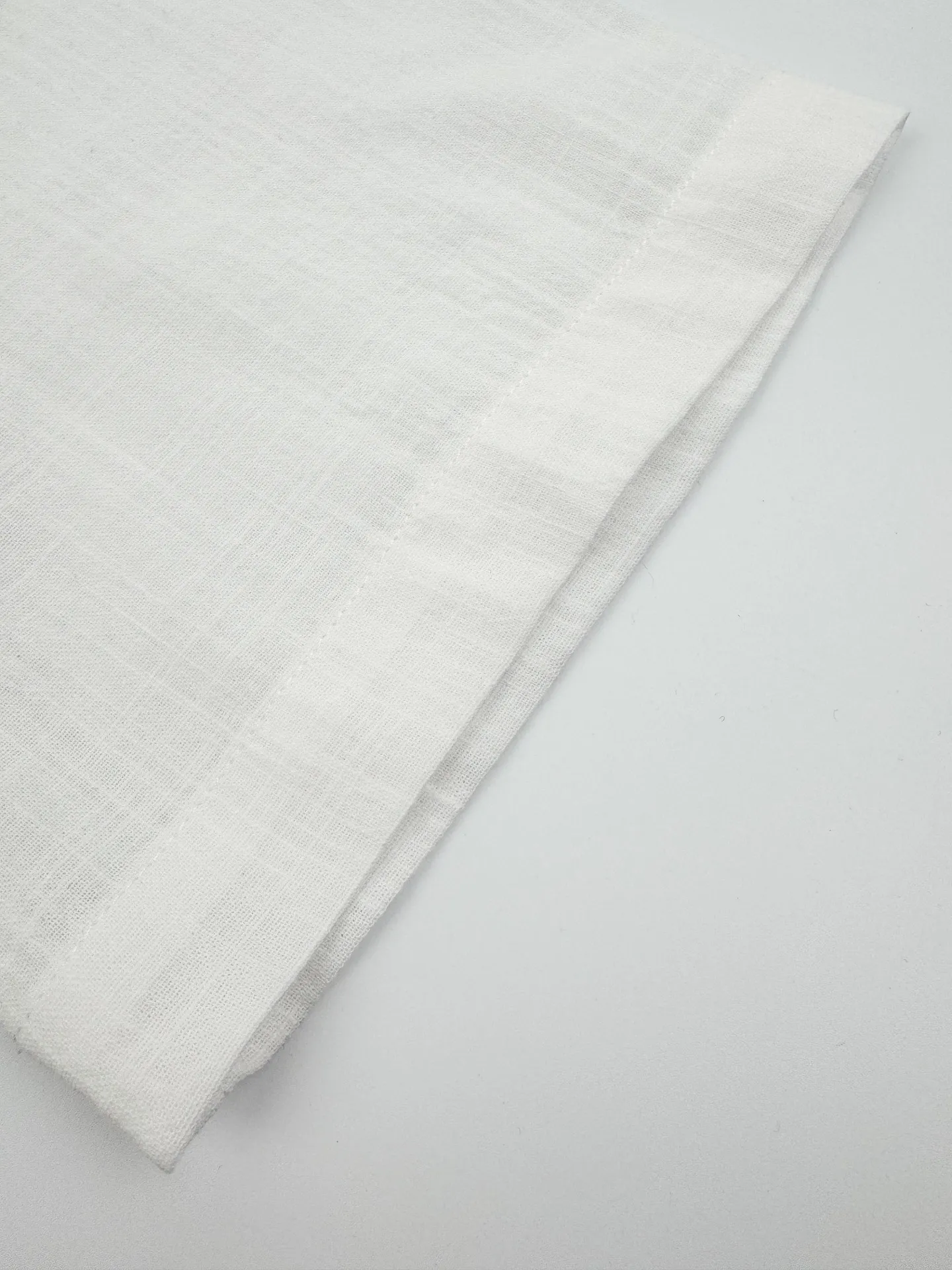 P270 Ralph Lauren logo embroidered short-sleeved shirt. Selected high-quality linen and cotton plain fabric with natural texture and breathability. Tight and smooth, comfortable and close to the skin. Stunning appearance in pure white. Iconic blue pony embroidery is like a smart note jumping on the white canvas. Simple but highly recognizable. The clever design of the outer pleated split back shoulder adds a sense of agility and detachment. The minimalist shape contains the soul of fashion. Process 1: Adopt imported machine embroidery process, use advanced computer control system and precision mechanical components to achieve the iconic pony embroidery operation, with high precision and smooth and delicate lines. Process 2: Use side-turning buried clamp thread process, which is smooth and tidy. Process 3: The fabrics have been washed and have a better hand feel. Not easy to deform, not easy to shrink, not easy to fade, and maintain long-term beauty. Accessories: Customized 1:1 thick plate resin buckle Customized 1:1 Ralph Lauren Trademark Fit: Loose fit Size: S M L XL Style number: CC926